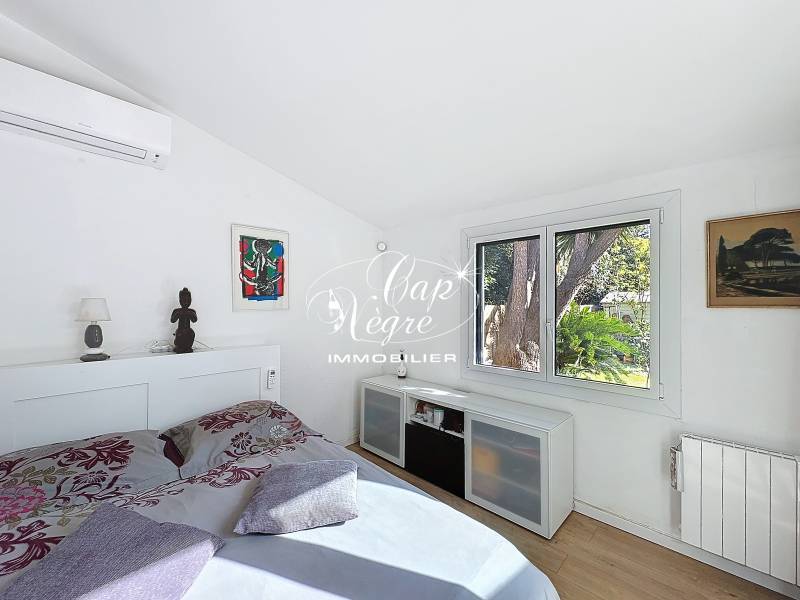 VILLA REFAITE À NEUF AVEC JARDIN À VENDRE DANS LE CENTRE DE CAVALAIRE