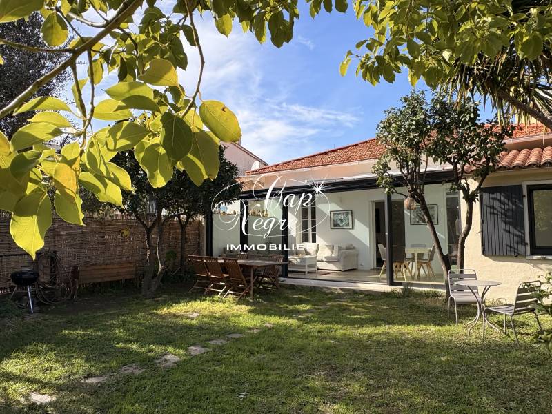 VILLA REFAITE À NEUF AVEC JARDIN À VENDRE DANS LE CENTRE DE CAVALAIRE