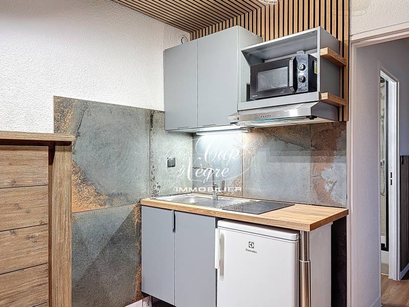 STUDIO CABINE RÉNOVÉ VUE COLLINES À VENDRE CLÉ EN MAIN À CAVALAIRE SUR MER - GOLFE DE SAINT TROPEZ