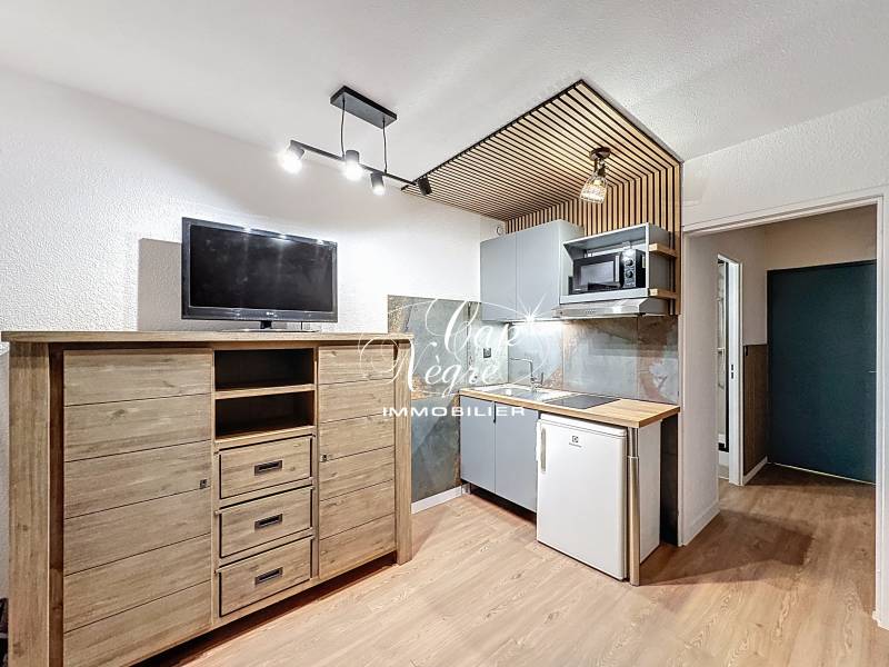 STUDIO CABINE RÉNOVÉ VUE COLLINES À VENDRE CLÉ EN MAIN À CAVALAIRE SUR MER - GOLFE DE SAINT TROPEZ