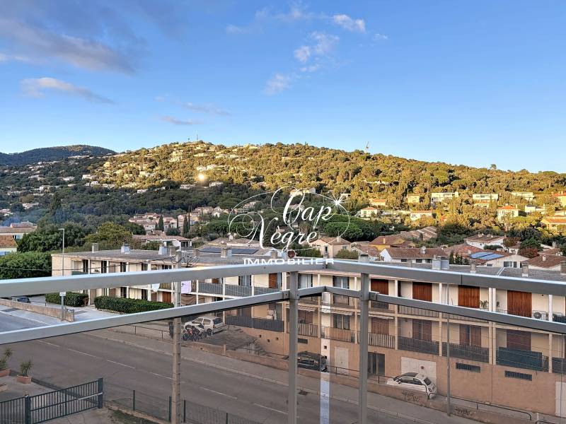 STUDIO CABINE RÉNOVÉ VUE COLLINES À VENDRE CLÉ EN MAIN À CAVALAIRE SUR MER - GOLFE DE SAINT TROPEZ