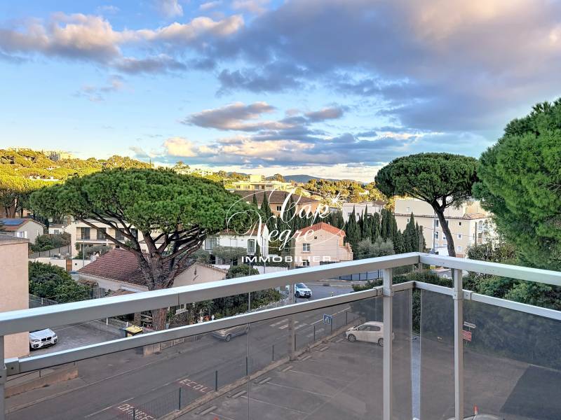 STUDIO CABINE RÉNOVÉ VUE COLLINES À VENDRE CLÉ EN MAIN À CAVALAIRE SUR MER - GOLFE DE SAINT TROPEZ