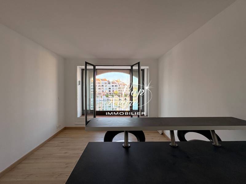 APPARTEMENT RÉNOVÉ VUE MER ET VUE PORT À VENDRE PROCHE PLAGE ET SAINT TROPEZ AUX MARINES DE COGOLIN