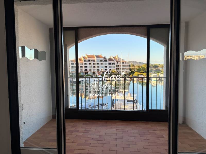 APPARTEMENT RÉNOVÉ VUE MER ET VUE PORT À VENDRE PROCHE PLAGE ET SAINT TROPEZ AUX MARINES DE COGOLIN