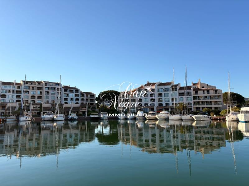 APPARTEMENT RÉNOVÉ VUE MER ET VUE PORT À VENDRE PROCHE PLAGE ET SAINT TROPEZ AUX MARINES DE COGOLIN