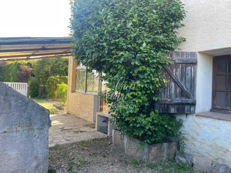 LOT 2 APPARTEMENTS A RENOVER JARDIN GARAGE 500M DE LA PLAGE