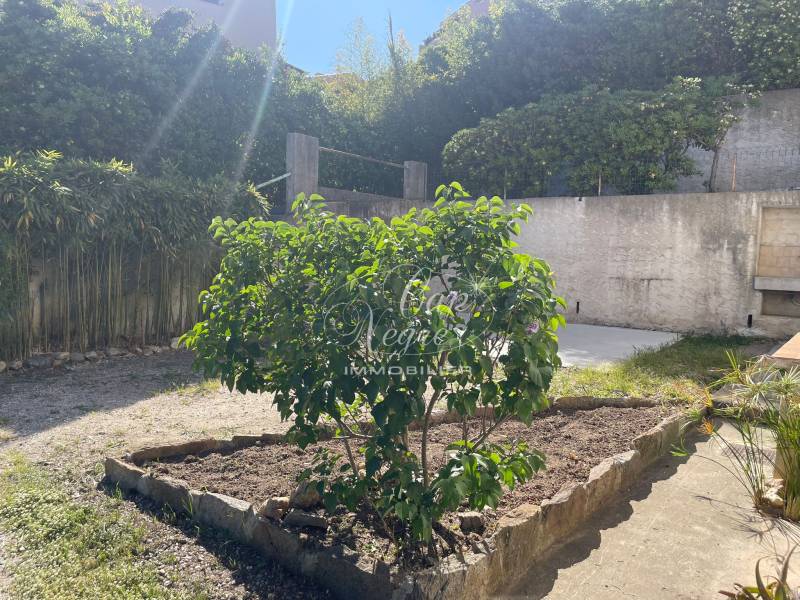 LOT 2 APPARTEMENTS A RENOVER JARDIN GARAGE 500M DE LA PLAGE