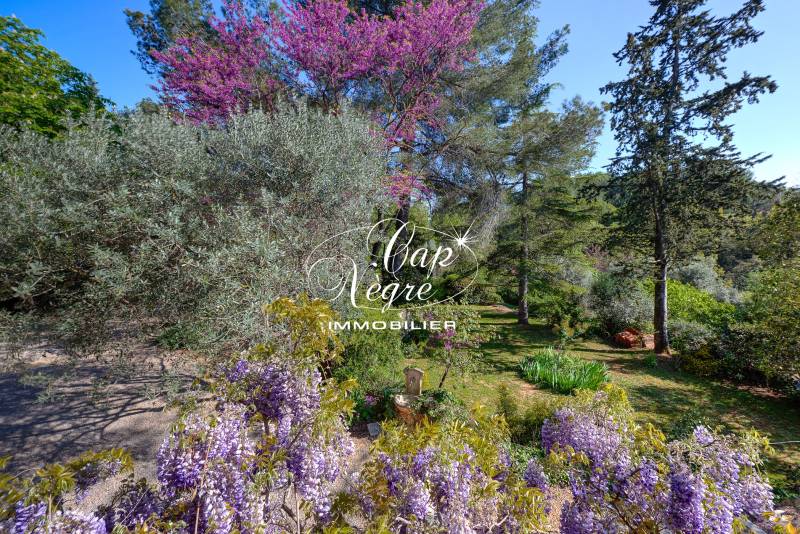 PROPRIÉTÉ PROVENÇALE EN PIERRE À VENDRE AU COEUR DE LA NATURE À DRAGUIGNAN