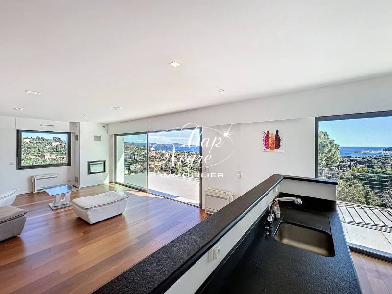VILLA CALIFORNIENNE DE 210M² VUE MER À VENDRE SURPLOMBANT CAVALAIRE