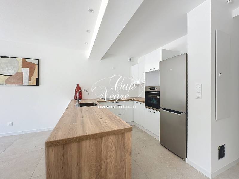 SOUS COMPROMIS - DUPLEX T3 À VENDRE 70m² AVEC TERRASSES À 100M DE LA MER À GRIMAUD BEAUVALLON