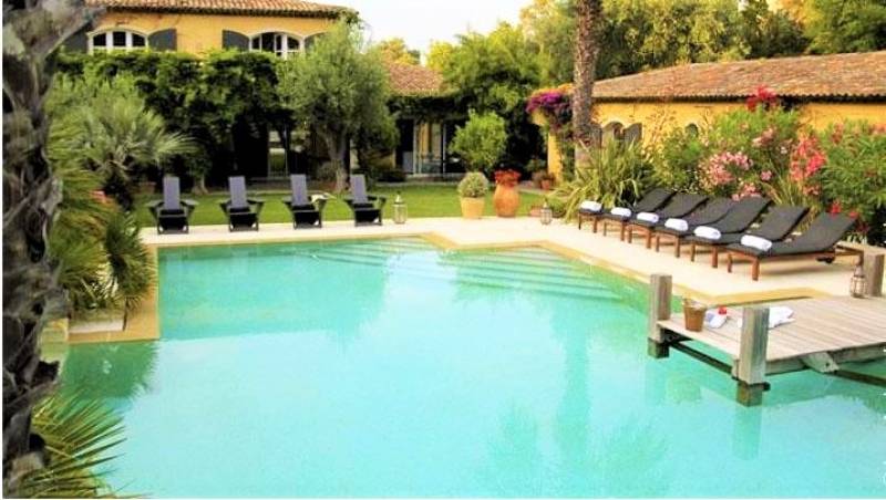hacienda piscine et dépendances domaine avec gardien Var Bormes