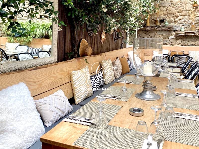 RESTAURANT À VENDRE AVEC TERRASSE ET COUR INTÉRIEURE AU COEUR DU VILLAGE DE RAMATUELLE