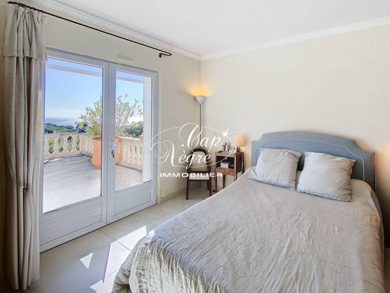 VILLA AVEC PISCINE DE 240M² À VENDRE VUE MER PANORAMIQUE À SAINTE MAXIME