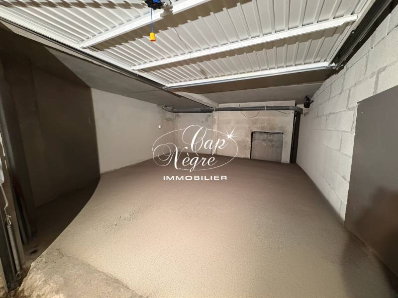GARAGE SÉCURISÉ DE 21m² À VENDRE CENTRE VILLE LA LONDE LES MAURES