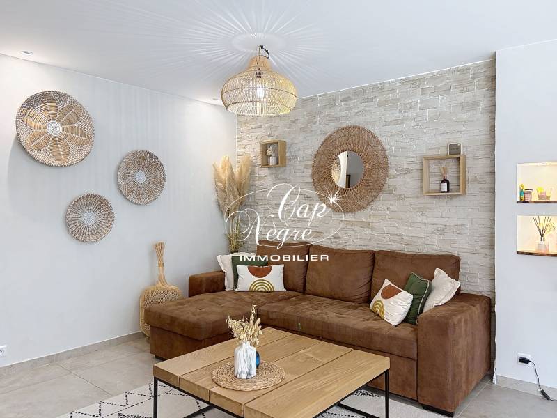 MAZET T3 AVEC JARDIN & PISCINE À VENDRE DANS UN DOMAINE CALME À GASSIN