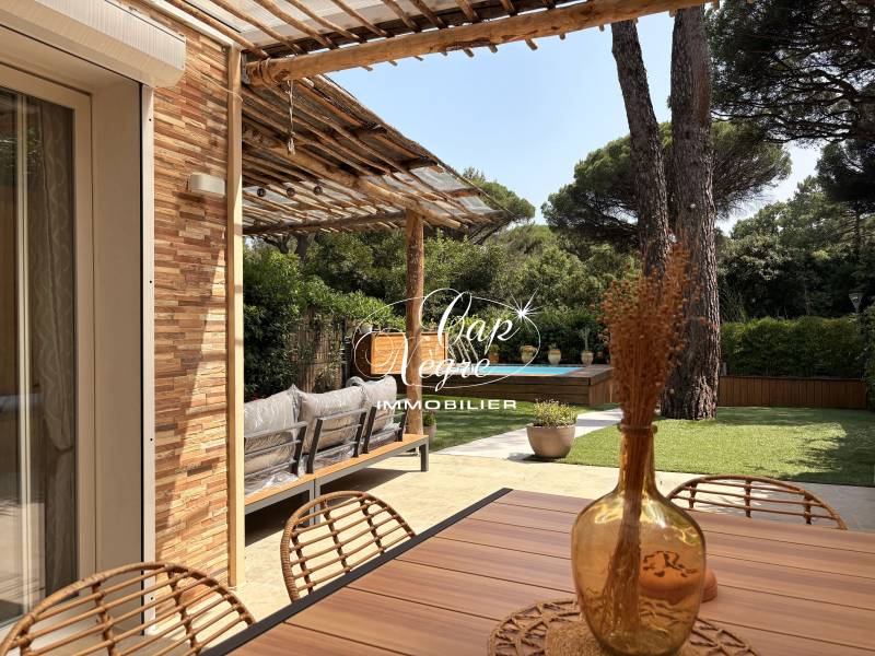 MAZET T3 AVEC JARDIN & PISCINE À VENDRE DANS UN DOMAINE CALME À GASSIN