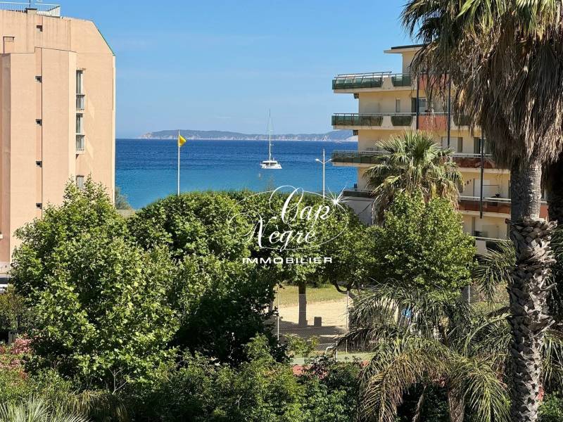 Appartement T4 de Standing – Vue Mer & Terrasses – Centre du Lavandou