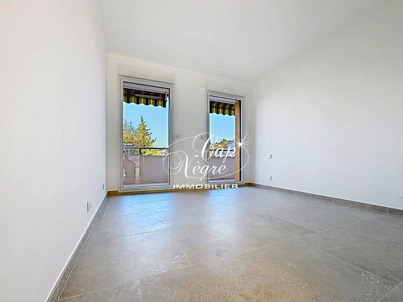 Appartement T4 de Standing – Vue Mer & Terrasses – Centre du Lavandou