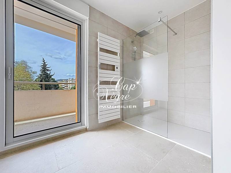 Appartement T4 de Standing – Vue Mer & Terrasses – Centre du Lavandou