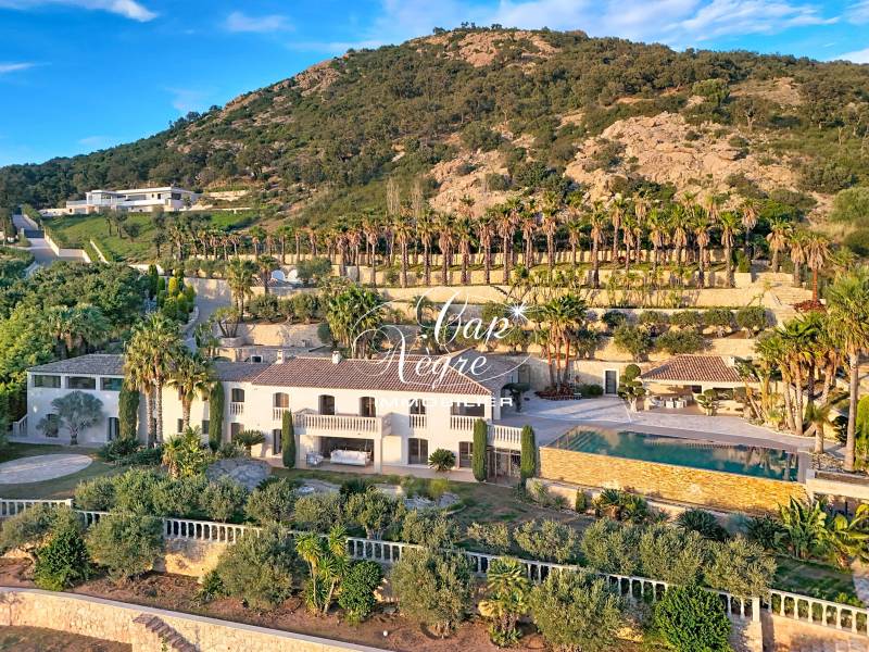PROPRIÉTÉ DE LUXE VUE SUR SAINT TROPEZ & VUE MER