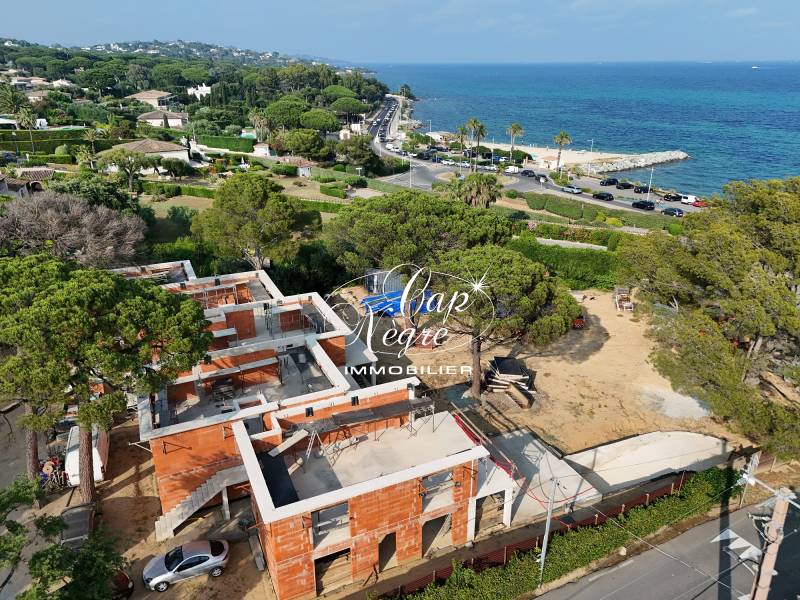 APPARTEMENT DE PRESTIGE VUE SUR SAINT TROPEZ ET VUE MER FACE AUX PLAGES À VENDRE À GRIMAUD BEAUVALLON