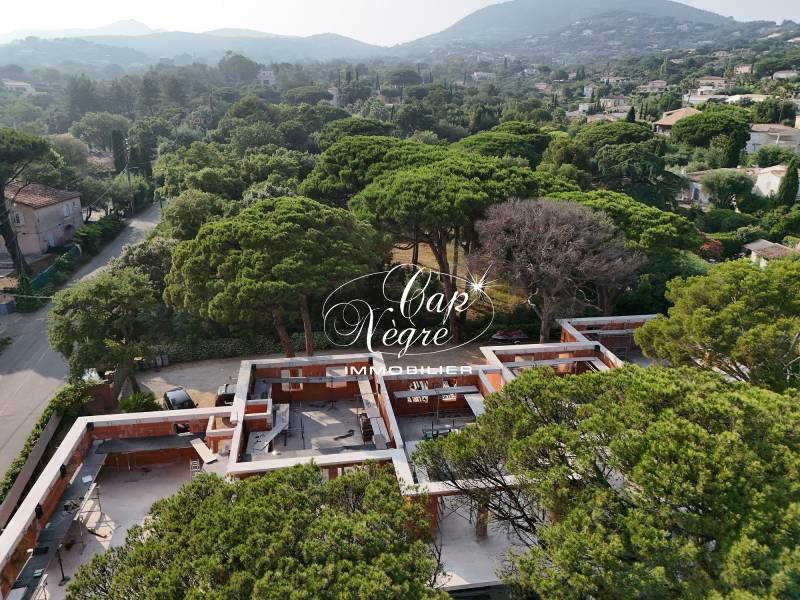 APPARTEMENT DE PRESTIGE VUE SUR SAINT TROPEZ ET VUE MER FACE AUX PLAGES À VENDRE À GRIMAUD BEAUVALLON