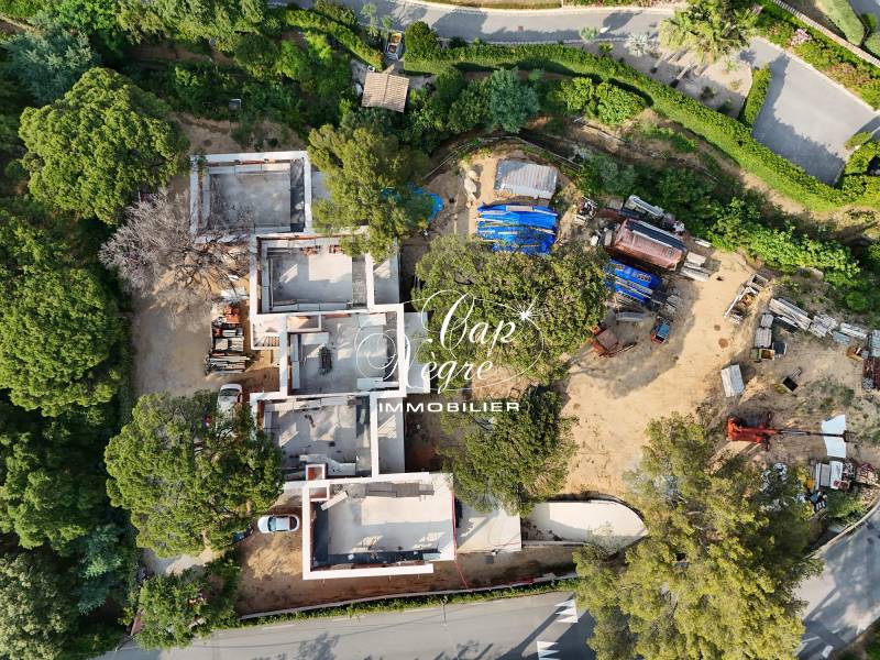 APPARTEMENT DE PRESTIGE VUE SUR SAINT TROPEZ ET VUE MER FACE AUX PLAGES À VENDRE À GRIMAUD BEAUVALLON