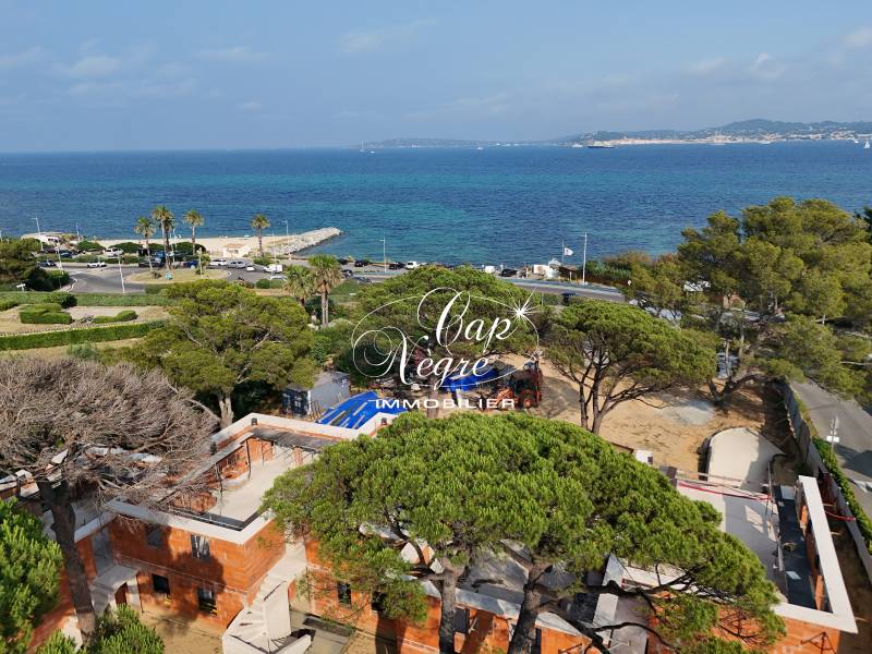 APPARTEMENT DE PRESTIGE VUE SUR SAINT TROPEZ ET VUE MER FACE AUX PLAGES À VENDRE À GRIMAUD BEAUVALLON