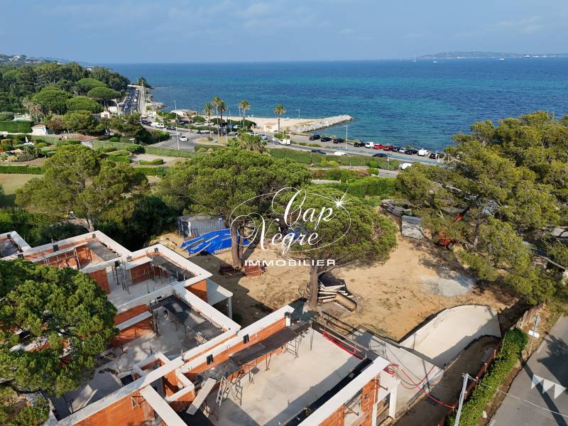 APPARTEMENT DE PRESTIGE VUE SUR SAINT TROPEZ ET VUE MER FACE AUX PLAGES À VENDRE À GRIMAUD BEAUVALLON