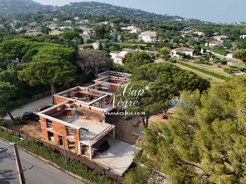 APPARTEMENT DE PRESTIGE VUE SUR SAINT TROPEZ ET VUE MER FACE AUX PLAGES À VENDRE À GRIMAUD BEAUVALLON