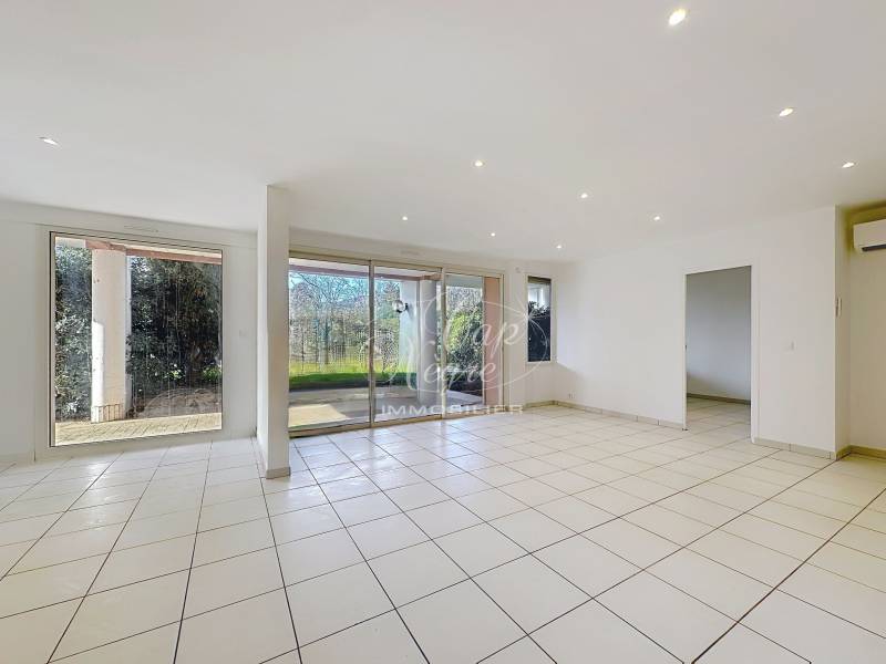 Élégance contemporaine à deux pas de la plage de Cavalière