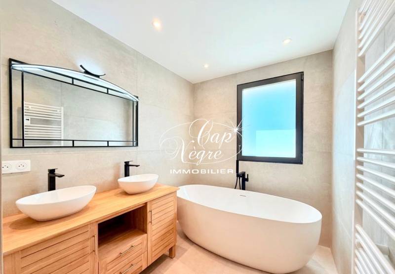 VILLA NEUVE VUE MER HAUT STANDING À VENDRE AUX ISSAMBRES