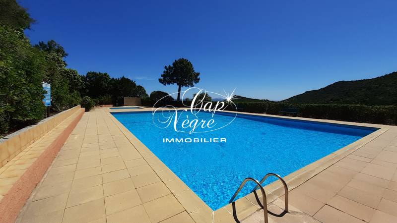 LOCATION SAISONNIÈRE - APPARTEMENT POUR 4 PERSONNES VUE MER RÉSIDENCE AVEC PISCINE À PRAMOUSQUIER