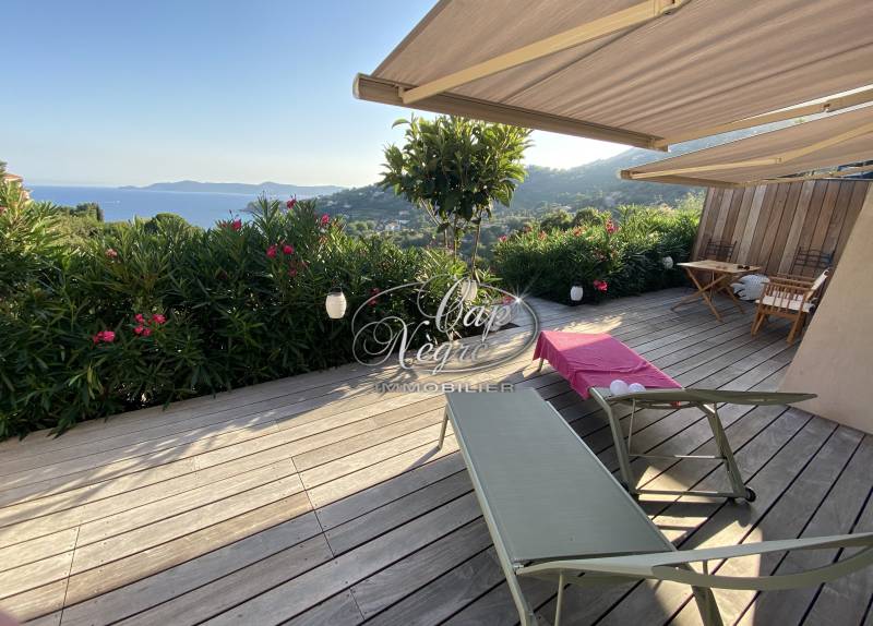 LOCATION SAISONNIÈRE - APPARTEMENT T2 POUR 3 PERSONNES AVEC TERRASSE VUE MER A AIGUEBELLE