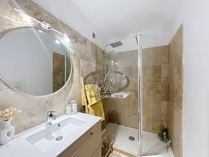 Appartement rénové avec terrasse au cœur du Lavandou, à deux pas de la plage