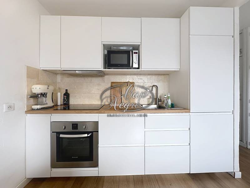 Appartement rénové avec terrasse au cœur du Lavandou, à deux pas de la plage