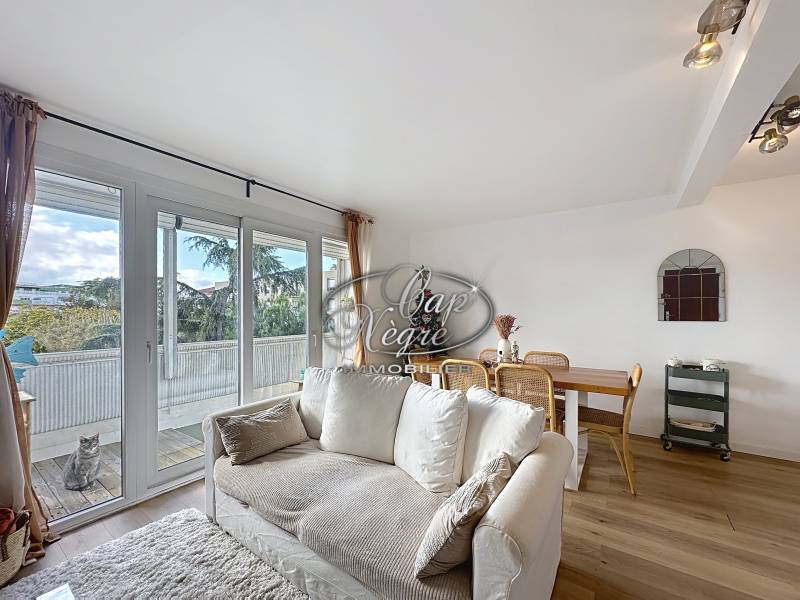 Appartement rénové avec terrasse au cœur du Lavandou, à deux pas de la plage