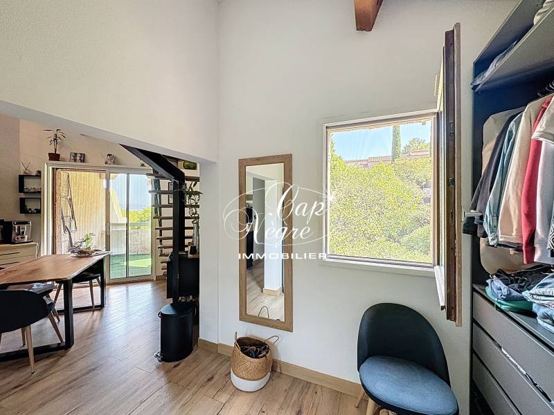 MAZET RÉNOVÉ 2 CHAMBRES AVEC TERRASSE & PARKING AU CALME À VENDRE CLÉ EN MAIN À CAVALAIRE SUR MER - GOLFE DE SAINT TROPEZ