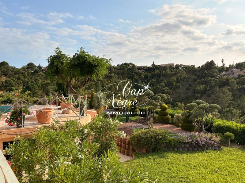 SOUS COMPROMIS - VILLA 7 PIECES AU COEUR DE LA NATURE VUE SUR LE LAC DE VALCROS À VENDRE