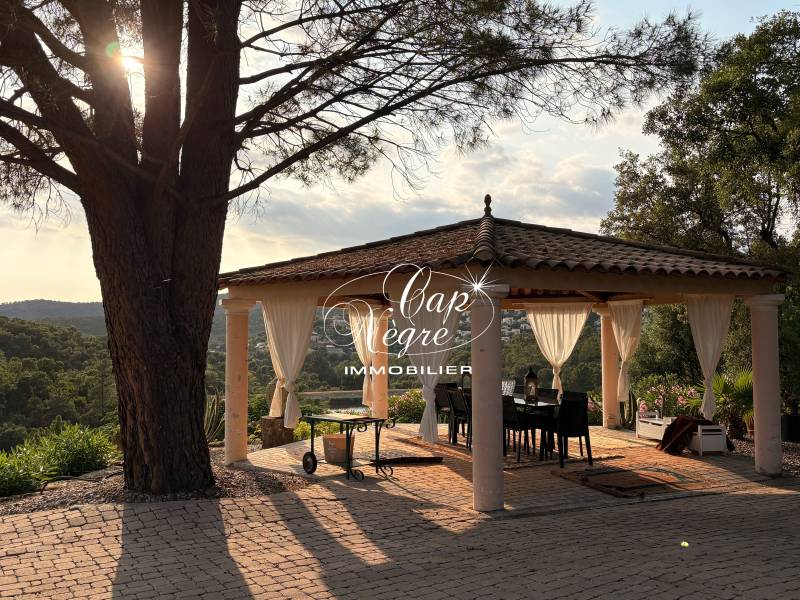 SOUS COMPROMIS - VILLA 7 PIECES AU COEUR DE LA NATURE VUE SUR LE LAC DE VALCROS À VENDRE