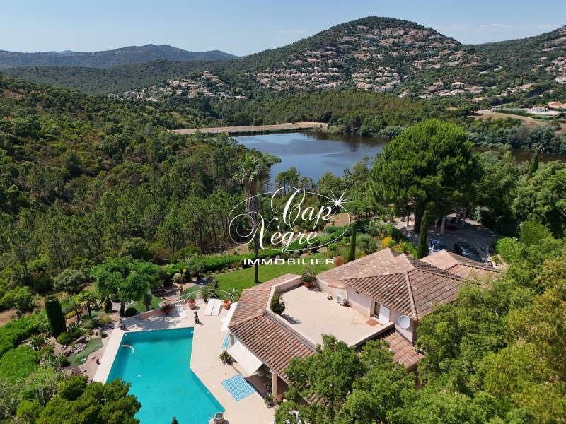 SOUS COMPROMIS - VILLA 7 PIECES AU COEUR DE LA NATURE VUE SUR LE LAC DE VALCROS À VENDRE