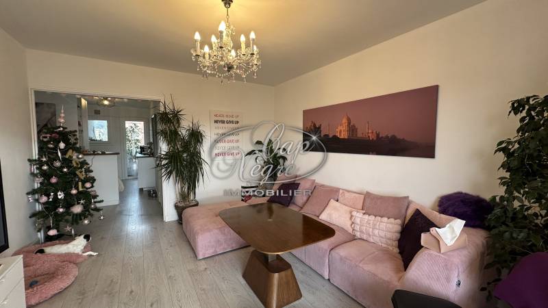 CENTRE VILLE DU LAVANDOU :SUPERBE 3 PIECES RENOVE AVEC BALCON PLEIN SUD