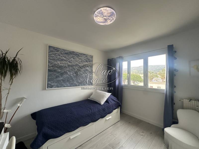 CENTRE VILLE DU LAVANDOU :SUPERBE 3 PIECES RENOVE AVEC BALCON PLEIN SUD