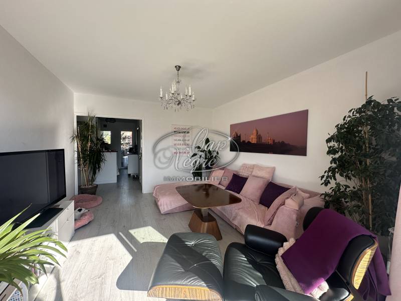 CENTRE VILLE DU LAVANDOU :SUPERBE 3 PIECES RENOVE AVEC BALCON PLEIN SUD