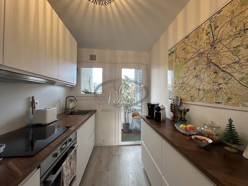 CENTRE VILLE DU LAVANDOU :SUPERBE 3 PIECES RENOVE AVEC BALCON PLEIN SUD