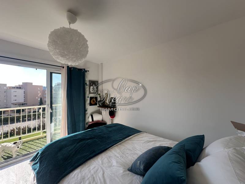 CENTRE VILLE DU LAVANDOU :SUPERBE 3 PIECES RENOVE AVEC BALCON PLEIN SUD