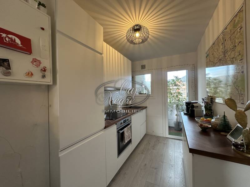 CENTRE VILLE DU LAVANDOU :SUPERBE 3 PIECES RENOVE AVEC BALCON PLEIN SUD