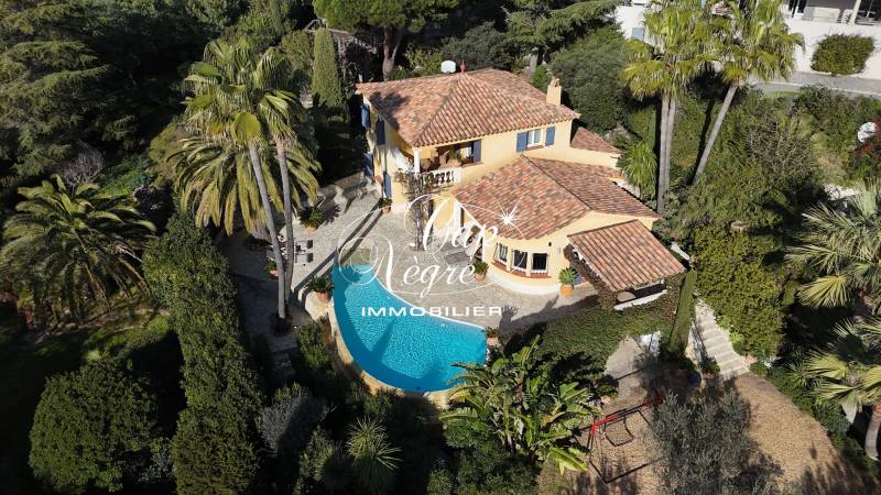 LES ISSAMBRES (83) - VILLA DE PRESTIGE DE 140M² AVEC PISCINE À VENDRE