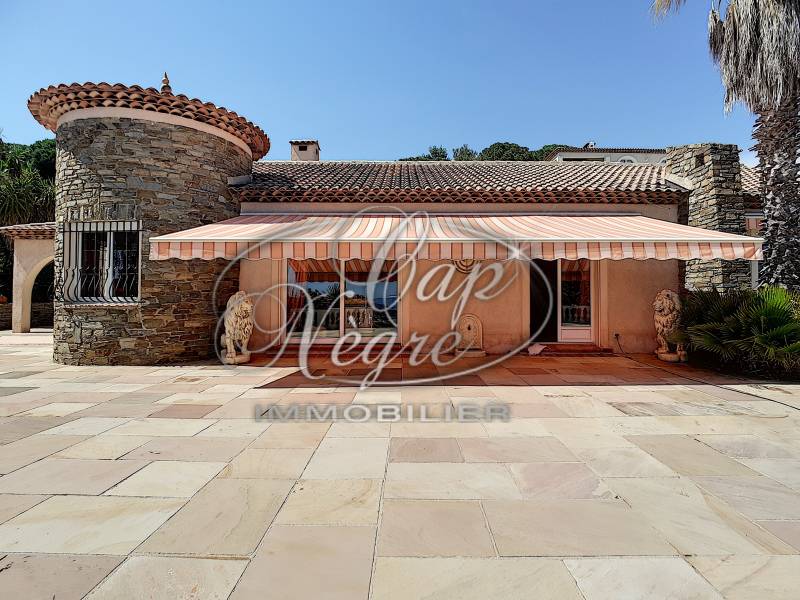 magnifique villa avec piscine et grands espaces verts Bormes vue mer