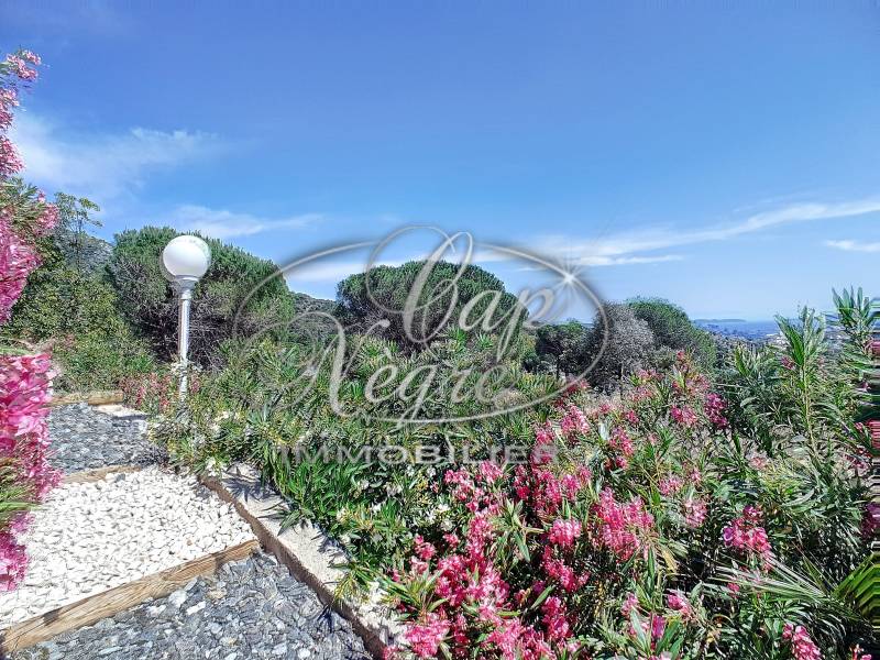SPLENDIDE VILLAENTRE BORMES ET LE LAVANDOU AVEC PISCINE VUE MER ET ESPACES VERTS